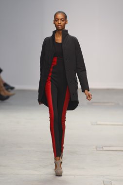 Paris, Fransa - Mart 04: bir modeli pist hazır giyim sonbahar kış 2011 2012 amaya arzuaga sırasında yürür.