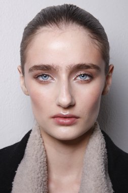 Paris, Fransa - Mart 04: manken, sahne arkasında hazır giyim sonbahar kış 2011 2012 amaya arzuaga sırasında pozlar