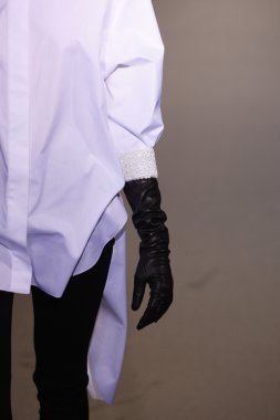 Paris, Fransa - 6 Mart: manken sırasında andrew pist yürür gn hazır giyim sonbahar kış 2011 2012 show paris moda haftası sırasında 6 Mart 2011 de paris, Fransa