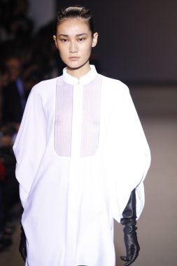 Paris, Fransa - 6 Mart: manken sırasında andrew pist yürür gn hazır giyim sonbahar kış 2011 2012 show paris moda haftası sırasında 6 Mart 2011 de paris, Fransa