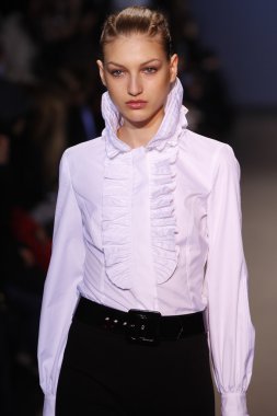Paris, Fransa - 6 Mart: manken sırasında andrew pist yürür gn hazır giyim sonbahar kış 2011 2012 show paris moda haftası sırasında 6 Mart 2011 de paris, Fransa