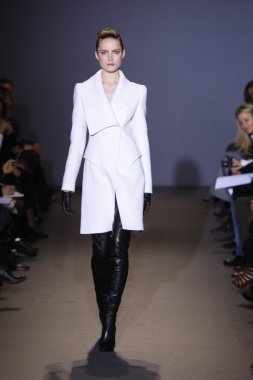 Paris, Fransa - 6 Mart: manken sırasında andrew pist yürür gn hazır giyim sonbahar kış 2011 2012 show paris moda haftası sırasında 6 Mart 2011 de paris, Fransa