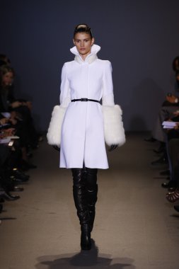 Paris, Fransa - 6 Mart: manken sırasında andrew pist yürür gn hazır giyim sonbahar kış 2011 2012 show paris moda haftası sırasında 6 Mart 2011 de paris, Fransa