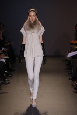 Paris, Fransa - 6 Mart: manken sırasında andrew pist yürür gn hazır giyim sonbahar kış 2011 2012 show paris moda haftası sırasında 6 Mart 2011 de paris, Fransa