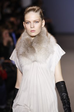 Paris, Fransa - 6 Mart: manken sırasında andrew pist yürür gn hazır giyim sonbahar kış 2011 2012 show paris moda haftası sırasında 6 Mart 2011 de paris, Fransa