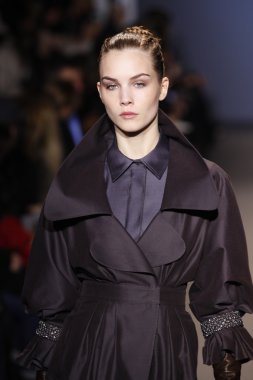 Paris, Fransa - 6 Mart: manken sırasında andrew pist yürür gn hazır giyim sonbahar kış 2011 2012 show paris moda haftası sırasında 6 Mart 2011 de paris, Fransa