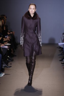 Paris, Fransa - 6 Mart: manken sırasında andrew pist yürür gn hazır giyim sonbahar kış 2011 2012 show paris moda haftası sırasında 6 Mart 2011 de paris, Fransa