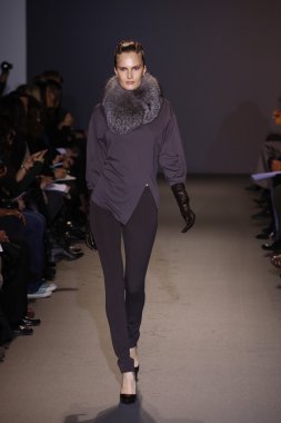 Paris, Fransa - 6 Mart: manken sırasında andrew pist yürür gn hazır giyim sonbahar kış 2011 2012 show paris moda haftası sırasında 6 Mart 2011 de paris, Fransa