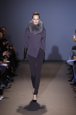 Paris, Fransa - 6 Mart: manken sırasında andrew pist yürür gn hazır giyim sonbahar kış 2011 2012 show paris moda haftası sırasında 6 Mart 2011 de paris, Fransa