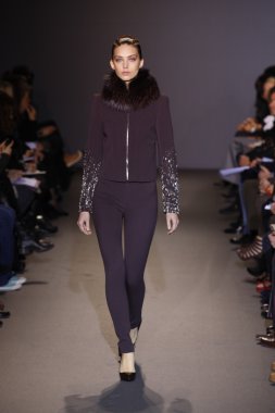 Paris, Fransa - 6 Mart: manken sırasında andrew pist yürür gn hazır giyim sonbahar kış 2011 2012 show paris moda haftası sırasında 6 Mart 2011 de paris, Fransa