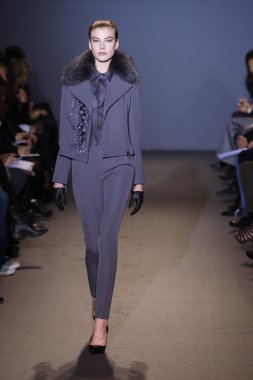 Paris, Fransa - 6 Mart: manken sırasında andrew pist yürür gn hazır giyim sonbahar kış 2011 2012 show paris moda haftası sırasında 6 Mart 2011 de paris, Fransa