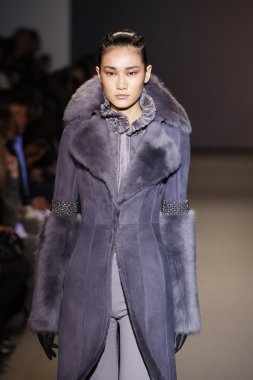 Paris, Fransa - 6 Mart: manken sırasında andrew pist yürür gn hazır giyim sonbahar kış 2011 2012 show paris moda haftası sırasında 6 Mart 2011 de paris, Fransa