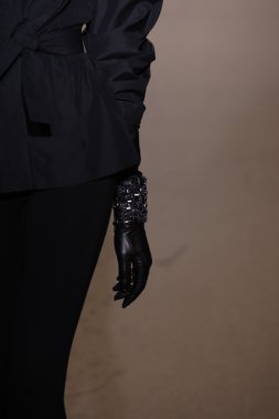 Paris, Fransa - 6 Mart: manken sırasında andrew pist yürür gn hazır giyim sonbahar kış 2011 2012 show paris moda haftası sırasında 6 Mart 2011 de paris, Fransa