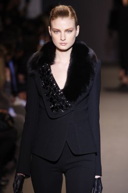 Paris, Fransa - 6 Mart: manken sırasında andrew pist yürür gn hazır giyim sonbahar kış 2011 2012 show paris moda haftası sırasında 6 Mart 2011 de paris, Fransa