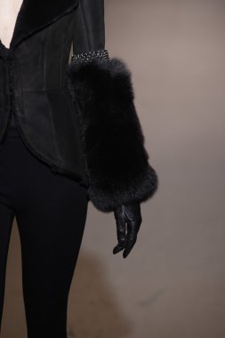 Paris, Fransa - 6 Mart: manken sırasında andrew pist yürür gn hazır giyim sonbahar kış 2011 2012 show paris moda haftası sırasında 6 Mart 2011 de paris, Fransa