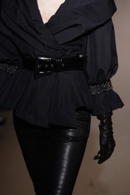 Paris, Fransa - 6 Mart: manken sırasında andrew pist yürür gn hazır giyim sonbahar kış 2011 2012 show paris moda haftası sırasında 6 Mart 2011 de paris, Fransa