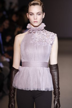 Paris, Fransa - 6 Mart: manken sırasında andrew pist yürür gn hazır giyim sonbahar kış 2011 2012 show paris moda haftası sırasında 6 Mart 2011 de paris, Fransa