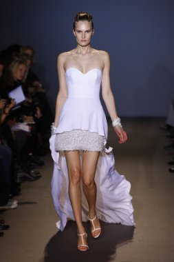 Paris, Fransa - 6 Mart: manken sırasında andrew pist yürür gn hazır giyim sonbahar kış 2011 2012 show paris moda haftası sırasında 6 Mart 2011 de paris, Fransa