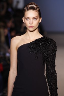 Paris, Fransa - 6 Mart: manken sırasında andrew pist yürür gn hazır giyim sonbahar kış 2011 2012 show paris moda haftası sırasında 6 Mart 2011 de paris, Fransa