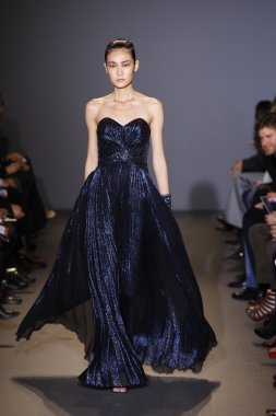 Paris, Fransa - 6 Mart: manken sırasında andrew pist yürür gn hazır giyim sonbahar kış 2011 2012 show paris moda haftası sırasında 6 Mart 2011 de paris, Fransa