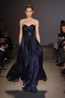 Paris, Fransa - 6 Mart: manken sırasında andrew pist yürür gn hazır giyim sonbahar kış 2011 2012 show paris moda haftası sırasında 6 Mart 2011 de paris, Fransa