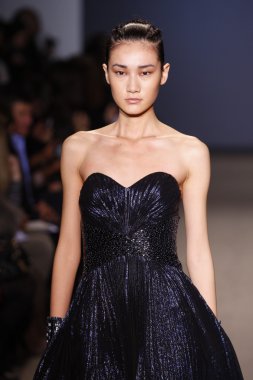 Paris, Fransa - 6 Mart: manken sırasında andrew pist yürür gn hazır giyim sonbahar kış 2011 2012 show paris moda haftası sırasında 6 Mart 2011 de paris, Fransa