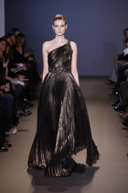 Paris, Fransa - 6 Mart: manken sırasında andrew pist yürür gn hazır giyim sonbahar kış 2011 2012 show paris moda haftası sırasında 6 Mart 2011 de paris, Fransa