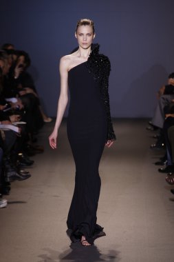 Paris, Fransa - 6 Mart: manken sırasında andrew pist yürür gn hazır giyim sonbahar kış 2011 2012 show paris moda haftası sırasında 6 Mart 2011 de paris, Fransa