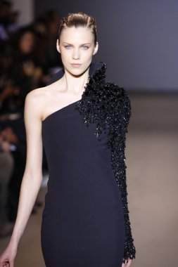 Paris, Fransa - 6 Mart: manken sırasında andrew pist yürür gn hazır giyim sonbahar kış 2011 2012 show paris moda haftası sırasında 6 Mart 2011 de paris, Fransa