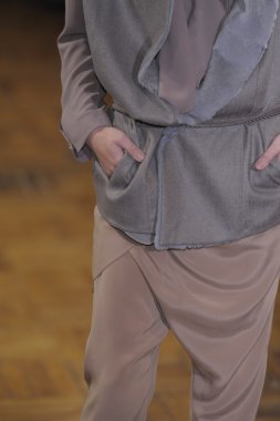 Paris, Fransa - Mart 02: bir modeli pist yürür sırasında anne valerie hash 02 Mart 2012 de paris, Fransa paris moda haftası kapsamında sonbahar kış 2011 show giymeye hazır