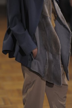 Paris, Fransa - Mart 02: bir modeli pist yürür sırasında anne valerie hash 02 Mart 2012 de paris, Fransa paris moda haftası kapsamında sonbahar kış 2011 show giymeye hazır