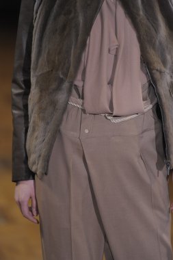 Paris, Fransa - Mart 02: bir modeli pist yürür sırasında anne valerie hash 02 Mart 2012 de paris, Fransa paris moda haftası kapsamında sonbahar kış 2011 show giymeye hazır