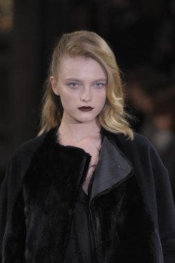 Paris, Fransa - Mart 02: bir modeli pist yürür sırasında anne valerie hash 02 Mart 2012 de paris, Fransa paris moda haftası kapsamında sonbahar kış 2011 show giymeye hazır