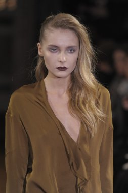 Paris, Fransa - Mart 02: bir modeli pist yürür sırasında anne valerie hash 02 Mart 2012 de paris, Fransa paris moda haftası kapsamında sonbahar kış 2011 show giymeye hazır