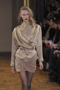 Paris, Fransa - Mart 02: bir modeli pist yürür sırasında anne valerie hash 02 Mart 2012 de paris, Fransa paris moda haftası kapsamında sonbahar kış 2011 show giymeye hazır