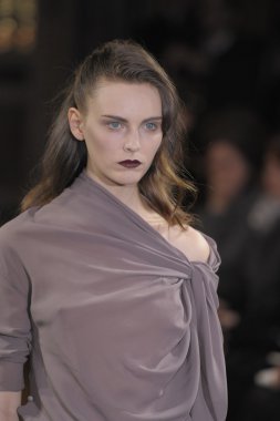 Paris, Fransa - Mart 02: bir modeli pist yürür sırasında anne valerie hash 02 Mart 2012 de paris, Fransa paris moda haftası kapsamında sonbahar kış 2011 show giymeye hazır