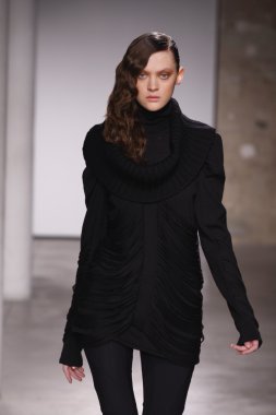 Paris, Fransa - 29 Şubat: Sonbahar Kış 2011 show 29 Şubat 2012 de paris, Fransa paris moda haftası olarak giymeye hazır atsuro tayama sırasında pist model yürür