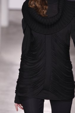 Paris, Fransa - 29 Şubat: Sonbahar Kış 2011 show 29 Şubat 2012 de paris, Fransa paris moda haftası olarak giymeye hazır atsuro tayama sırasında pist model yürür