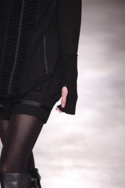 Paris, Fransa - 29 Şubat: Sonbahar Kış 2011 show 29 Şubat 2012 de paris, Fransa paris moda haftası olarak giymeye hazır atsuro tayama sırasında pist model yürür