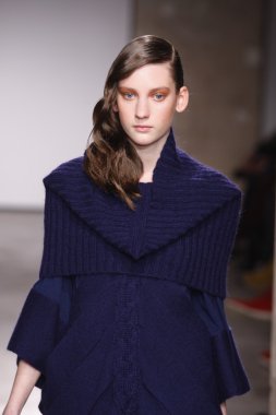 Paris, Fransa - 29 Şubat: Sonbahar Kış 2011 show 29 Şubat 2012 de paris, Fransa paris moda haftası olarak giymeye hazır atsuro tayama sırasında pist model yürür