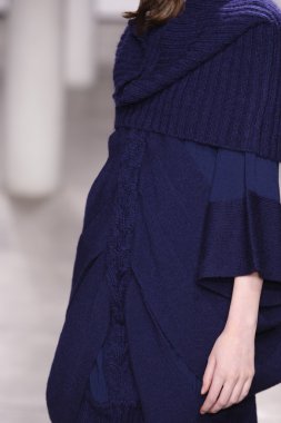 Paris, Fransa - 29 Şubat: Sonbahar Kış 2011 show 29 Şubat 2012 de paris, Fransa paris moda haftası olarak giymeye hazır atsuro tayama sırasında pist model yürür