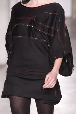 Paris, Fransa - 29 Şubat: Sonbahar Kış 2011 show 29 Şubat 2012 de paris, Fransa paris moda haftası olarak giymeye hazır atsuro tayama sırasında pist model yürür