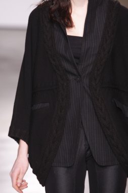 Paris, Fransa - 29 Şubat: Sonbahar Kış 2011 show 29 Şubat 2012 de paris, Fransa paris moda haftası olarak giymeye hazır atsuro tayama sırasında pist model yürür