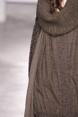 Paris, Fransa - 29 Şubat: Sonbahar Kış 2011 show 29 Şubat 2012 de paris, Fransa paris moda haftası olarak giymeye hazır atsuro tayama sırasında pist model yürür