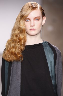 Paris, Fransa - 29 Şubat: Sonbahar Kış 2011 show 29 Şubat 2012 de paris, Fransa paris moda haftası olarak giymeye hazır atsuro tayama sırasında pist model yürür