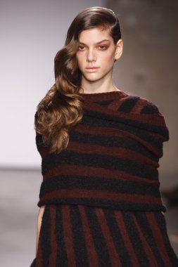 Paris, Fransa - 29 Şubat: Sonbahar Kış 2011 show 29 Şubat 2012 de paris, Fransa paris moda haftası olarak giymeye hazır atsuro tayama sırasında pist model yürür
