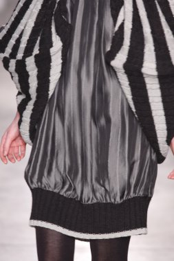 Paris, Fransa - 29 Şubat: Sonbahar Kış 2011 show 29 Şubat 2012 de paris, Fransa paris moda haftası olarak giymeye hazır atsuro tayama sırasında pist model yürür