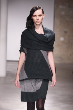 Paris, Fransa - 29 Şubat: Sonbahar Kış 2011 show 29 Şubat 2012 de paris, Fransa paris moda haftası olarak giymeye hazır atsuro tayama sırasında pist model yürür