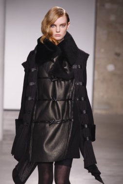 Paris, Fransa - 29 Şubat: Sonbahar Kış 2011 show 29 Şubat 2012 de paris, Fransa paris moda haftası olarak giymeye hazır atsuro tayama sırasında pist model yürür