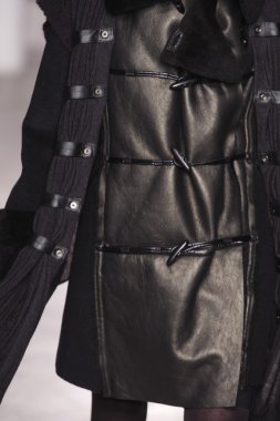 Paris, Fransa - 29 Şubat: Sonbahar Kış 2011 show 29 Şubat 2012 de paris, Fransa paris moda haftası olarak giymeye hazır atsuro tayama sırasında pist model yürür